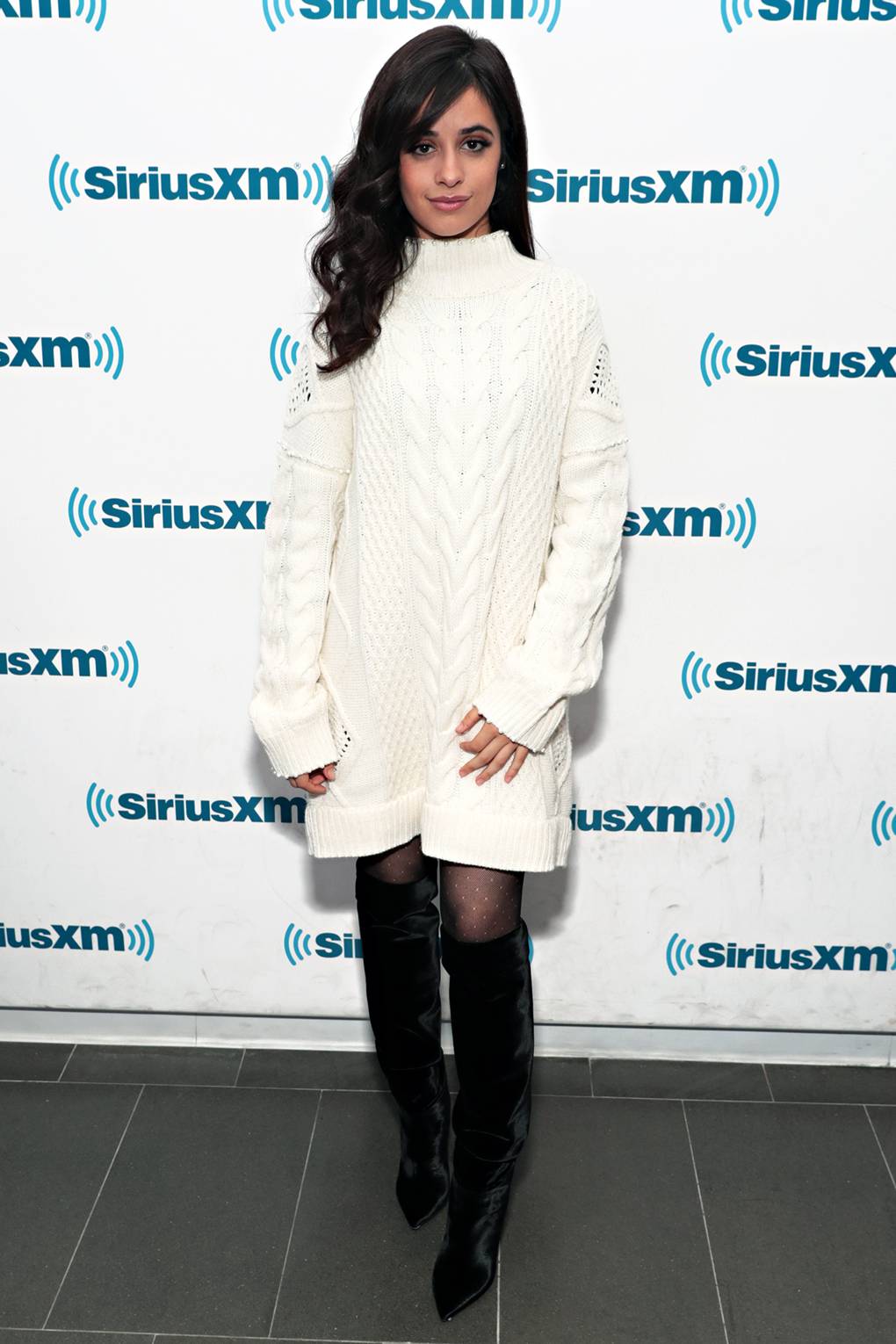 phong cách thời trang của Camila Cabello diện áo sweater oversized cùng boots cao cổ