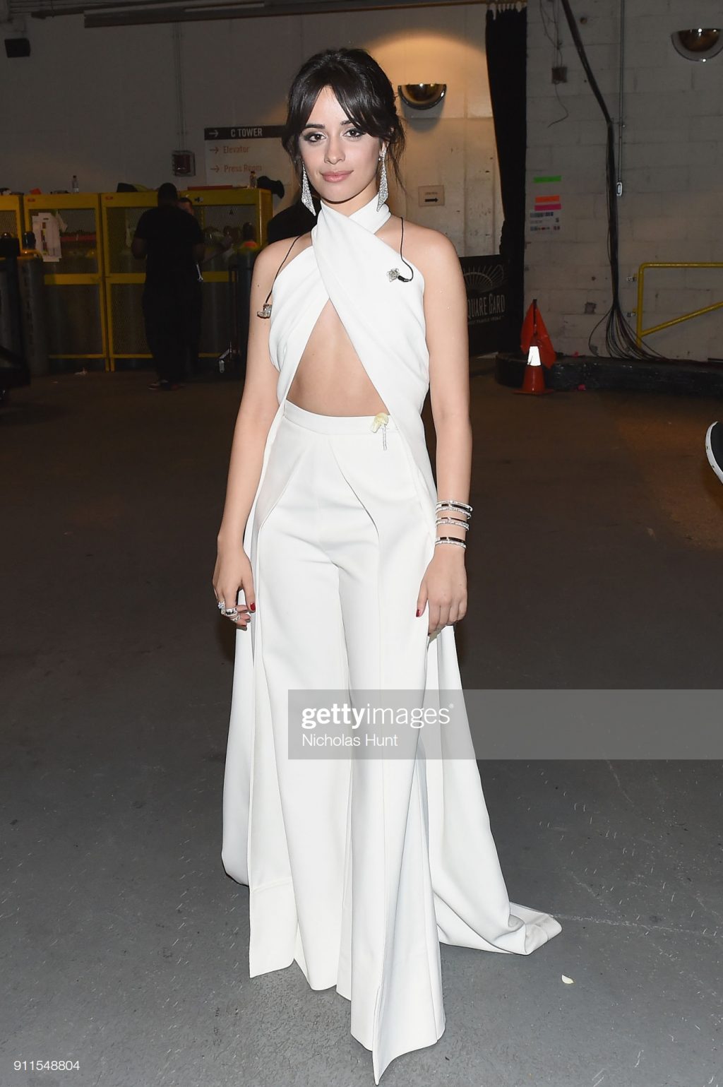 Camila Cabello diện thiết kế trắng monochrome khoét táo bạo đến lễ trao giải GRAMMY