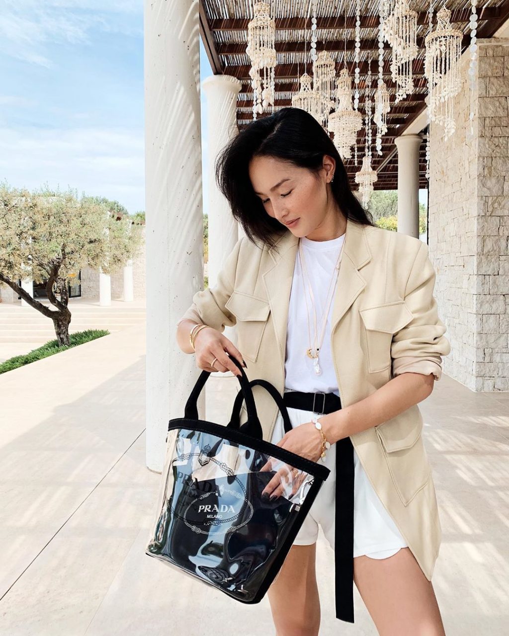 Kết hợp quần shorts cùng áo blazer cùng phụ kiện tối giản