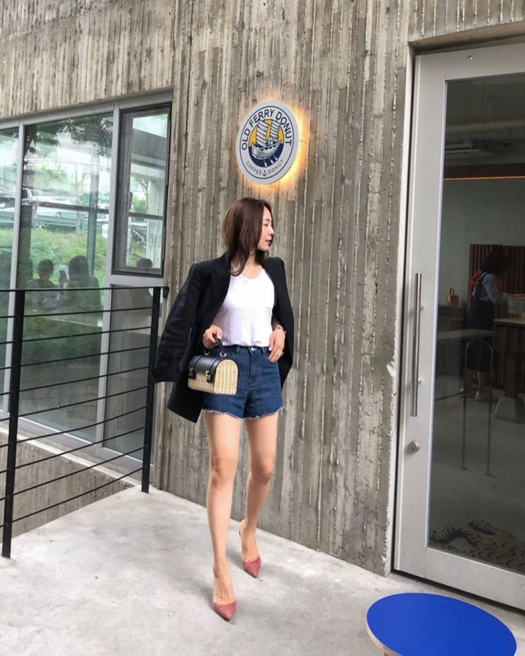 Phối quần shorts theo phong cách smart casual - quần shorts áo thun trắng áo blazer đen