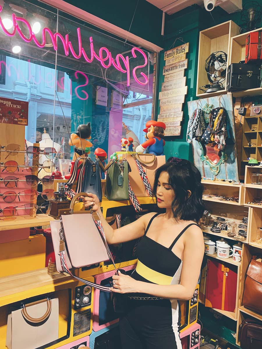 Sĩ Thanh tại khu mua sắm thời trang thiết kế Singapore
