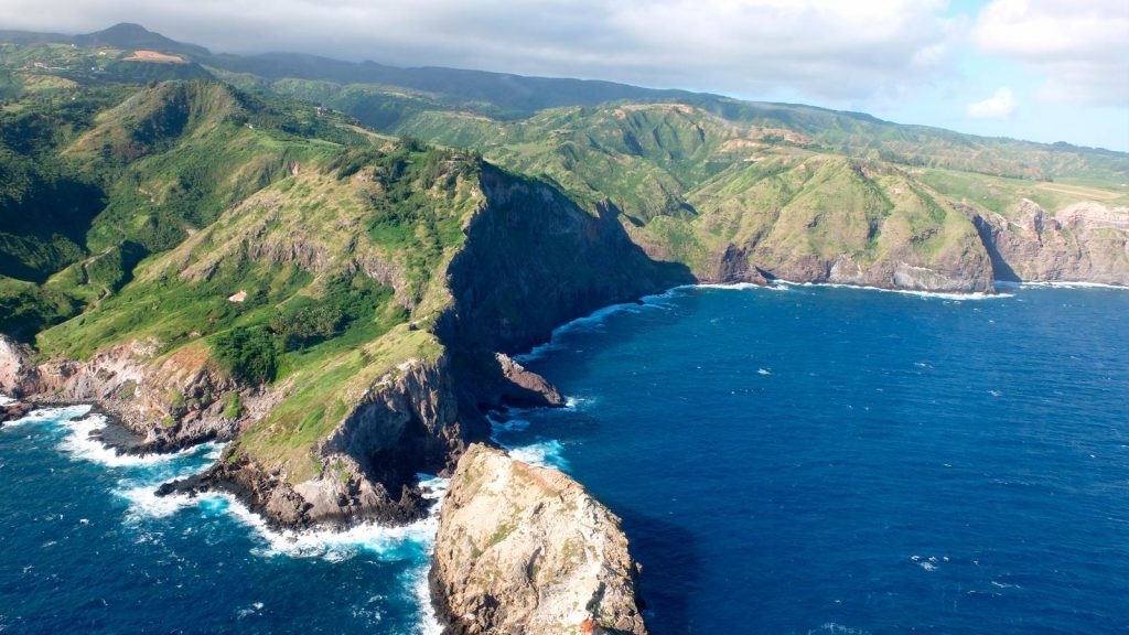 Hawaii là nơi đầu tiên thông qua dự luật cấm các loại kem chống nắng có chứa oxybenzone và octinoxate. Ảnh: gadventures.com.