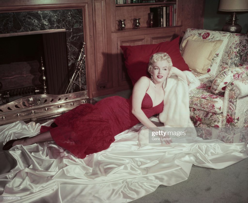 Marilyn Monroe trong thiết kế váy ôm sát cơ thể vintage năm 1955