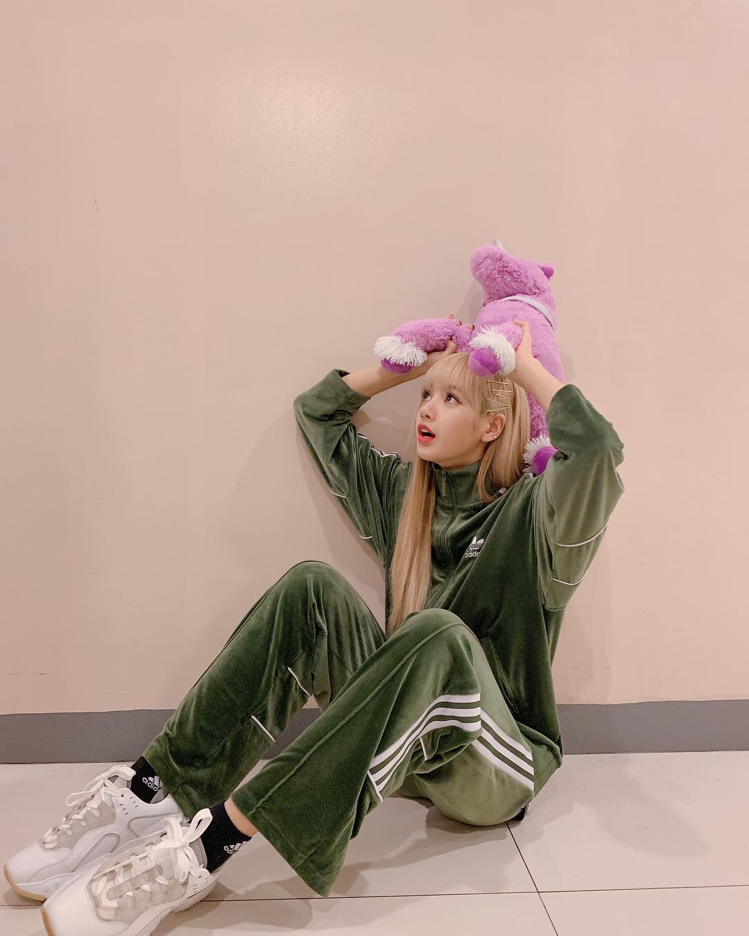 Thời trang của Lisa Blackpink Lisa diện sneakers trắng