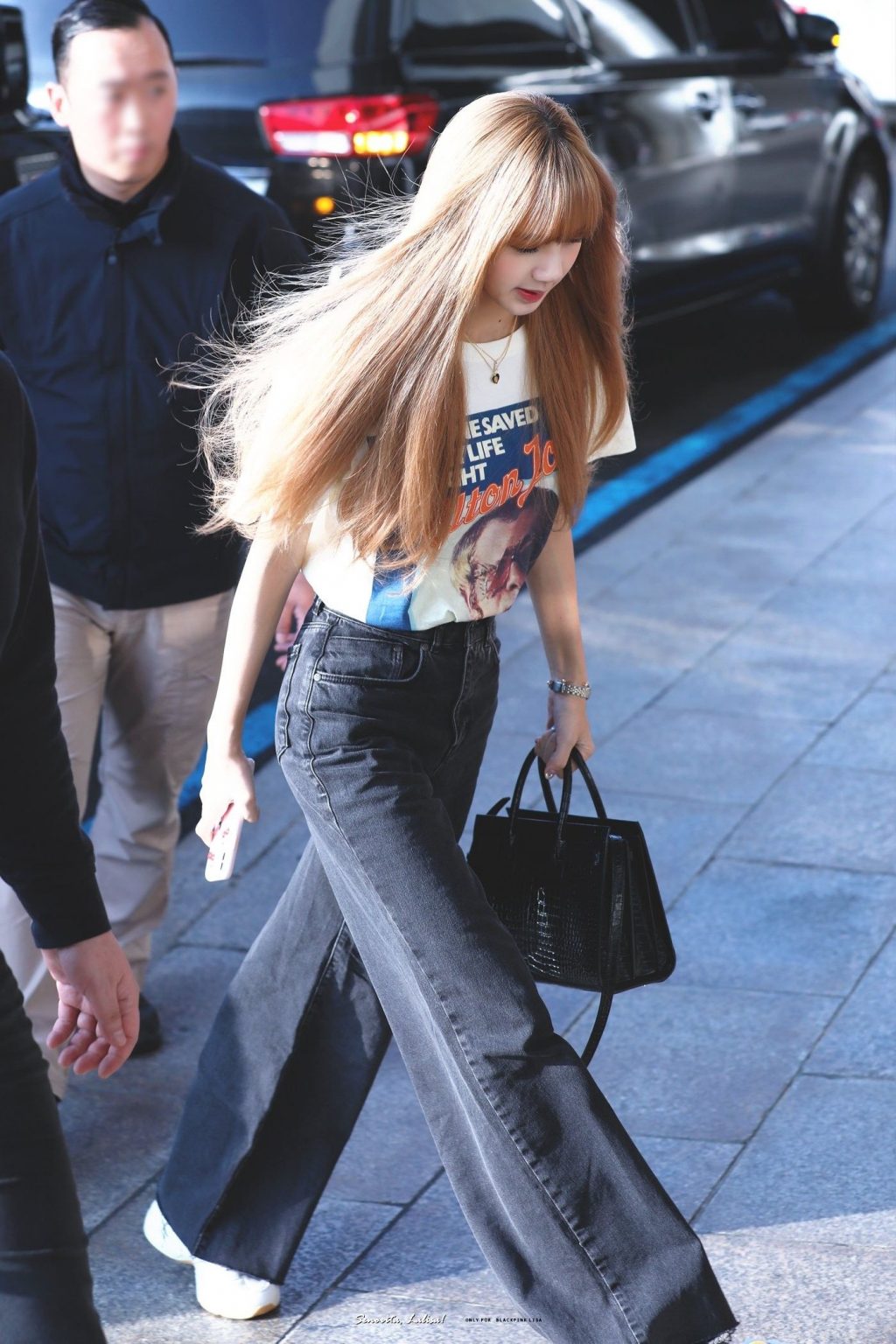 Lisa Blackpink diện quần dáng thụng cùng áo thun