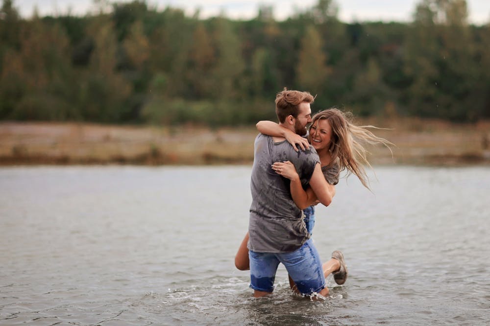 cặp đôi ôm nhau dưới hồ
