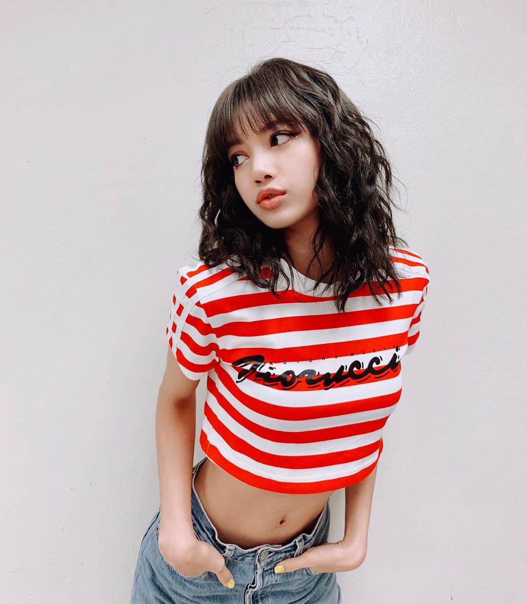 Thời trang của Lisa Blackpink diện áo crop top