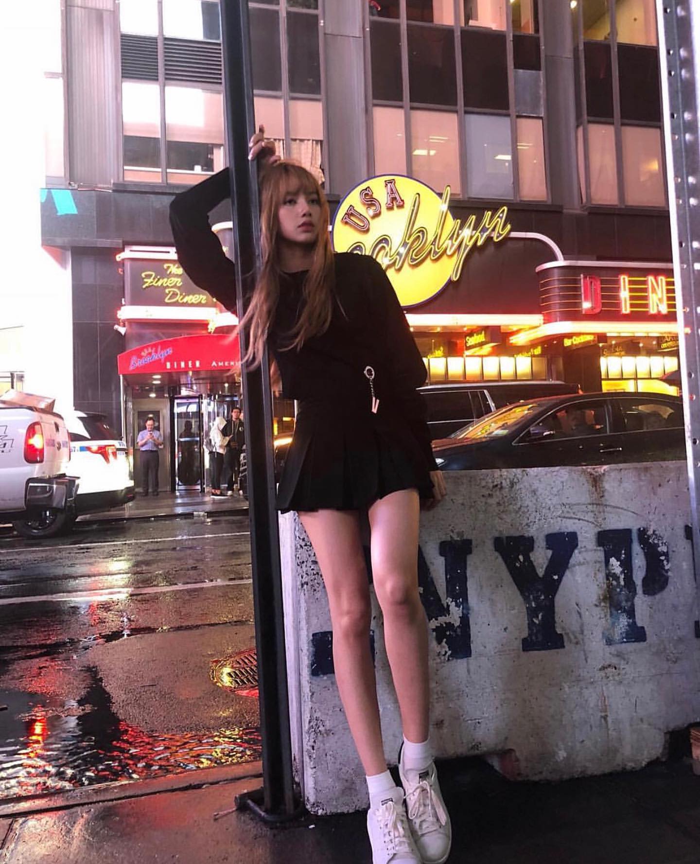 Lisa Blackpink diện sneakers trắng và trang phục tông đen