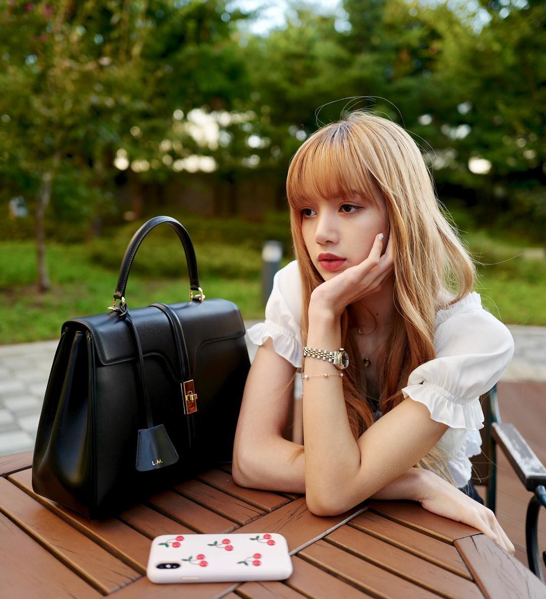 Thời trang của Lisa diện áo tay bồng mang phong cách retro