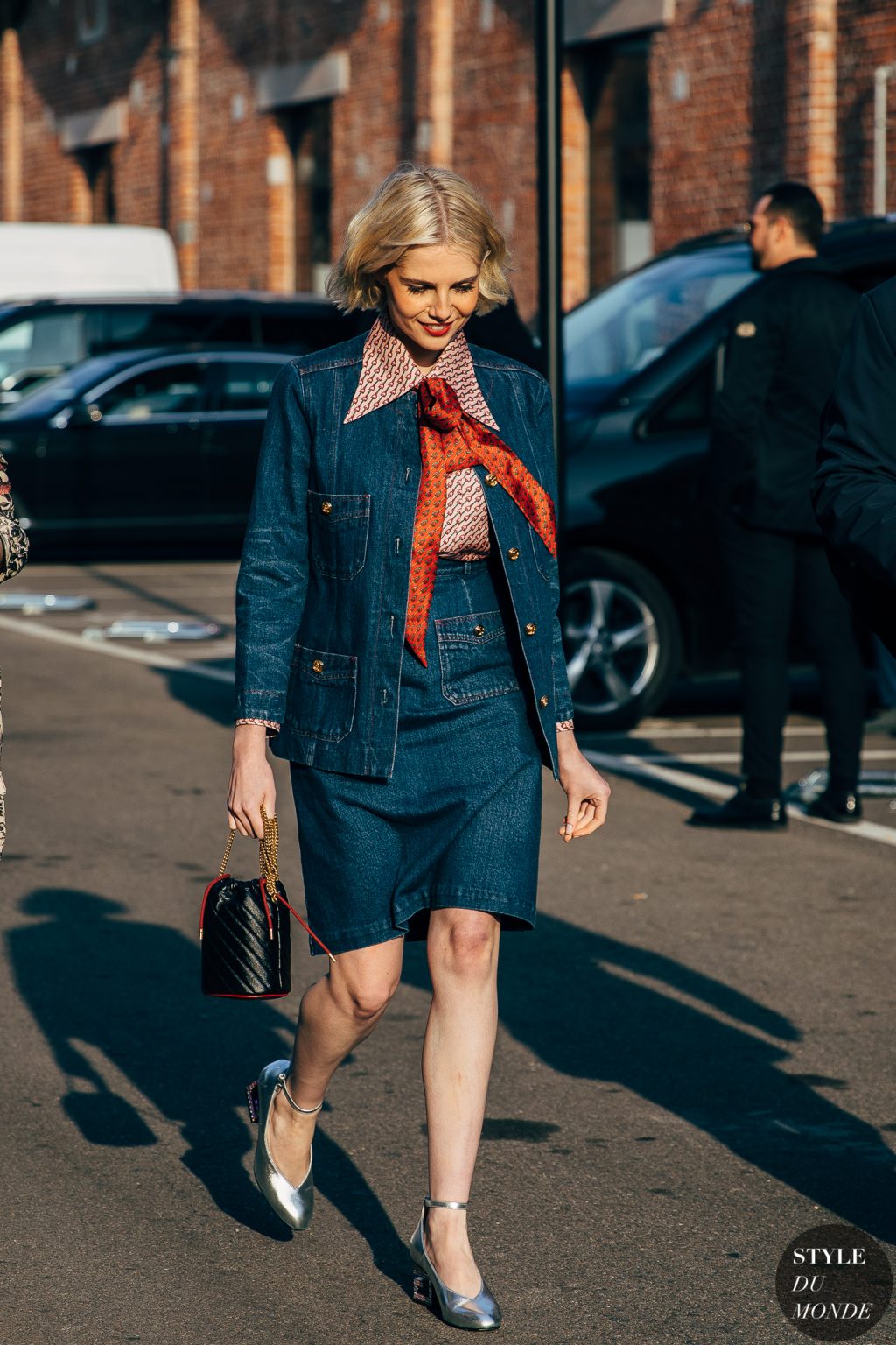 lucy boynton denim chân váy khăn choàng giày cao gót