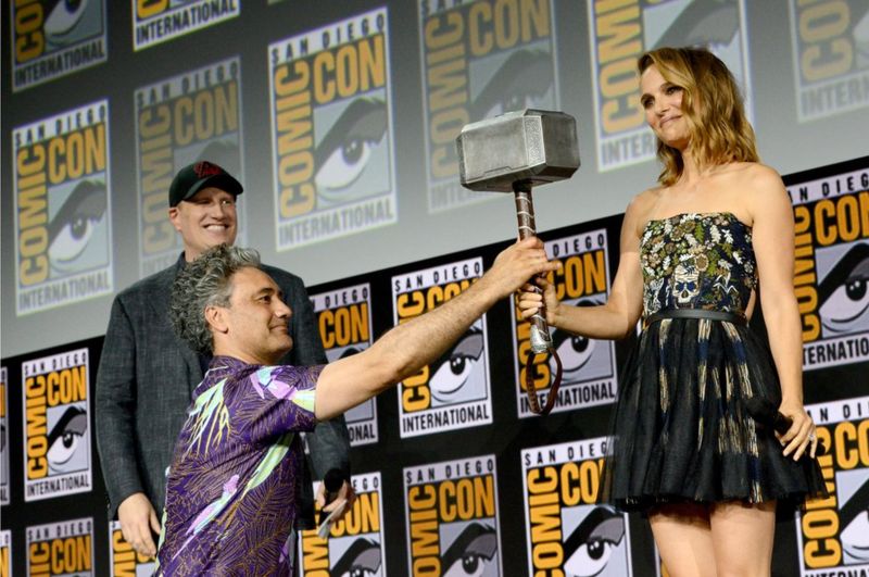 natalie portman cầm búa thor