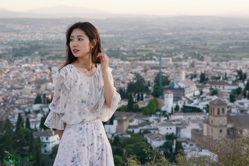 park shin hye đầm hoa trắng xanh 