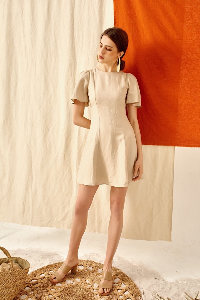 trang phục linen - đầm màu be ngắn tay