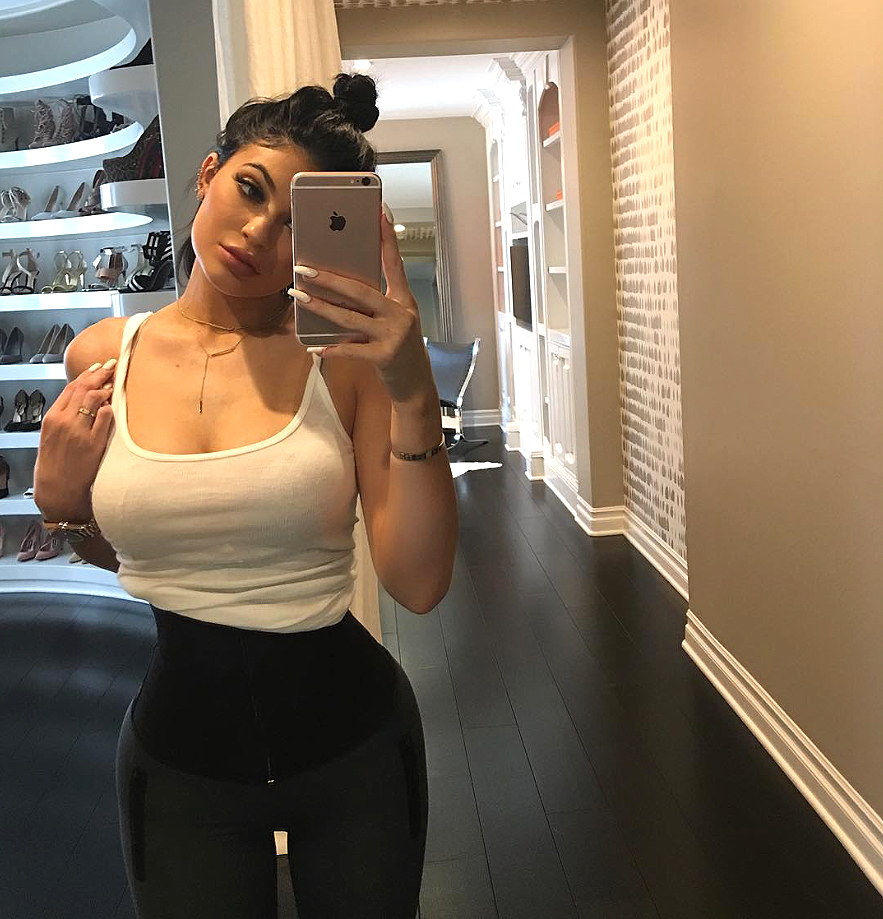 Kylie Jenner diện waist trainer
