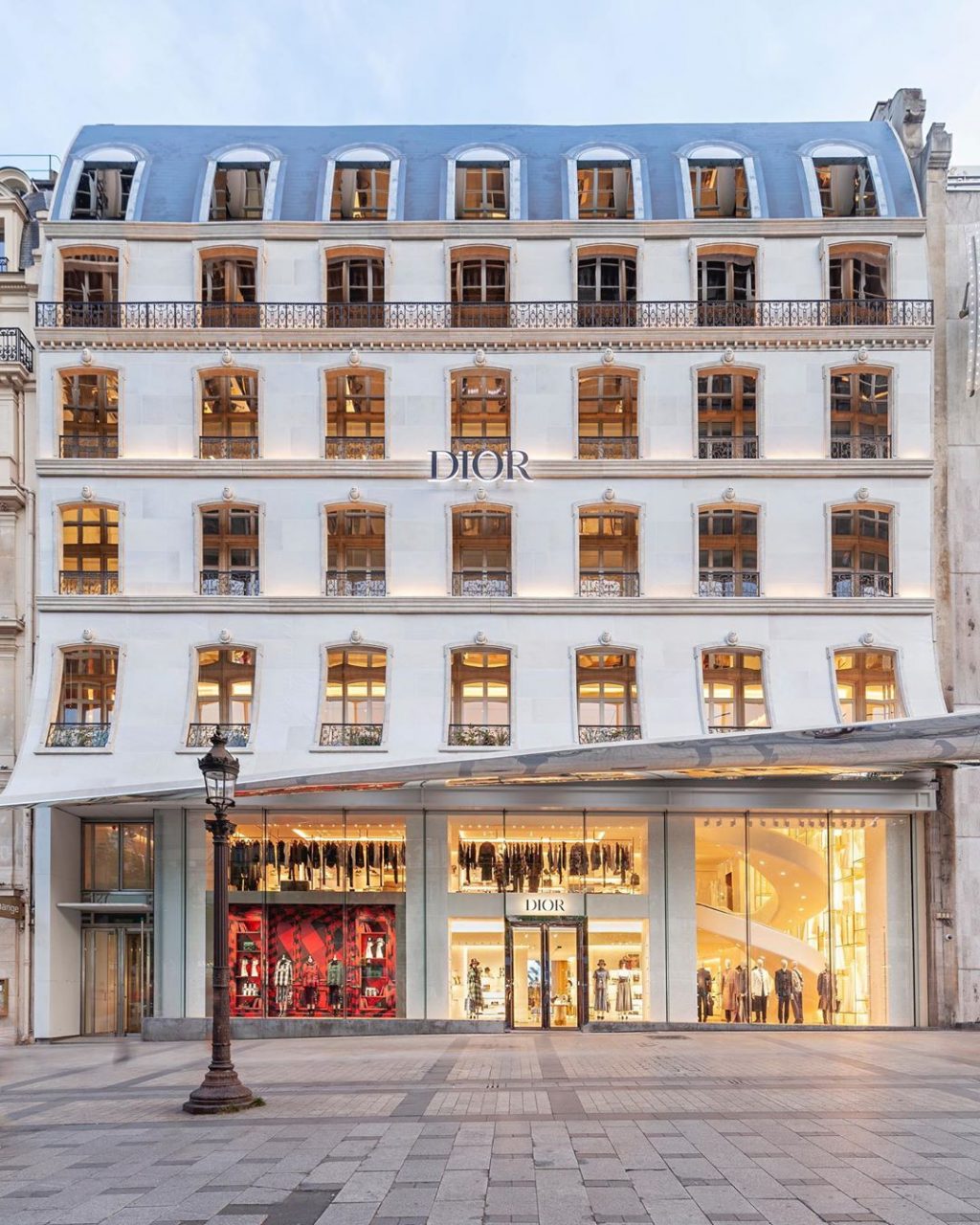 Cửa hiệu mới khai trương của dior tại Champs- Elysées
