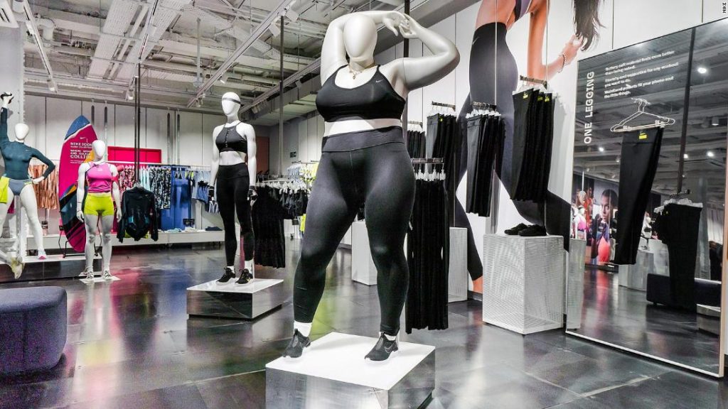 Nike tăng doang số bằng cách thu hút khách hàng với hình nộm khủng.