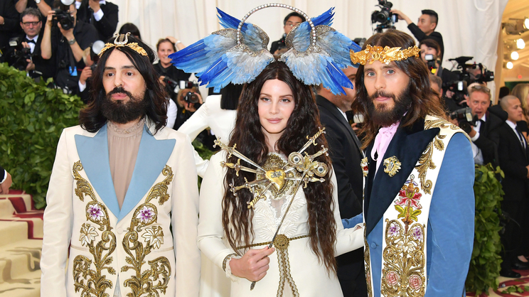 Các khách mời mặc đồ gucci tham gia trên thảm đỏ Met Gala 2019