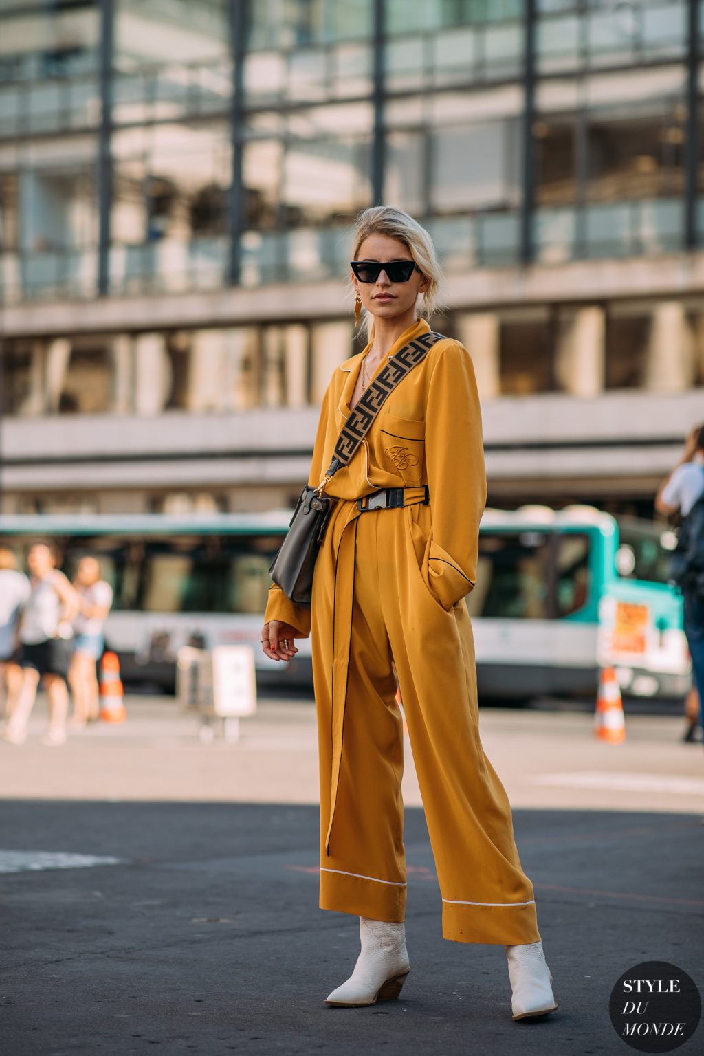 Fashionista mặc jumpsuit màu vàng mù tạt đeo túi Fendi