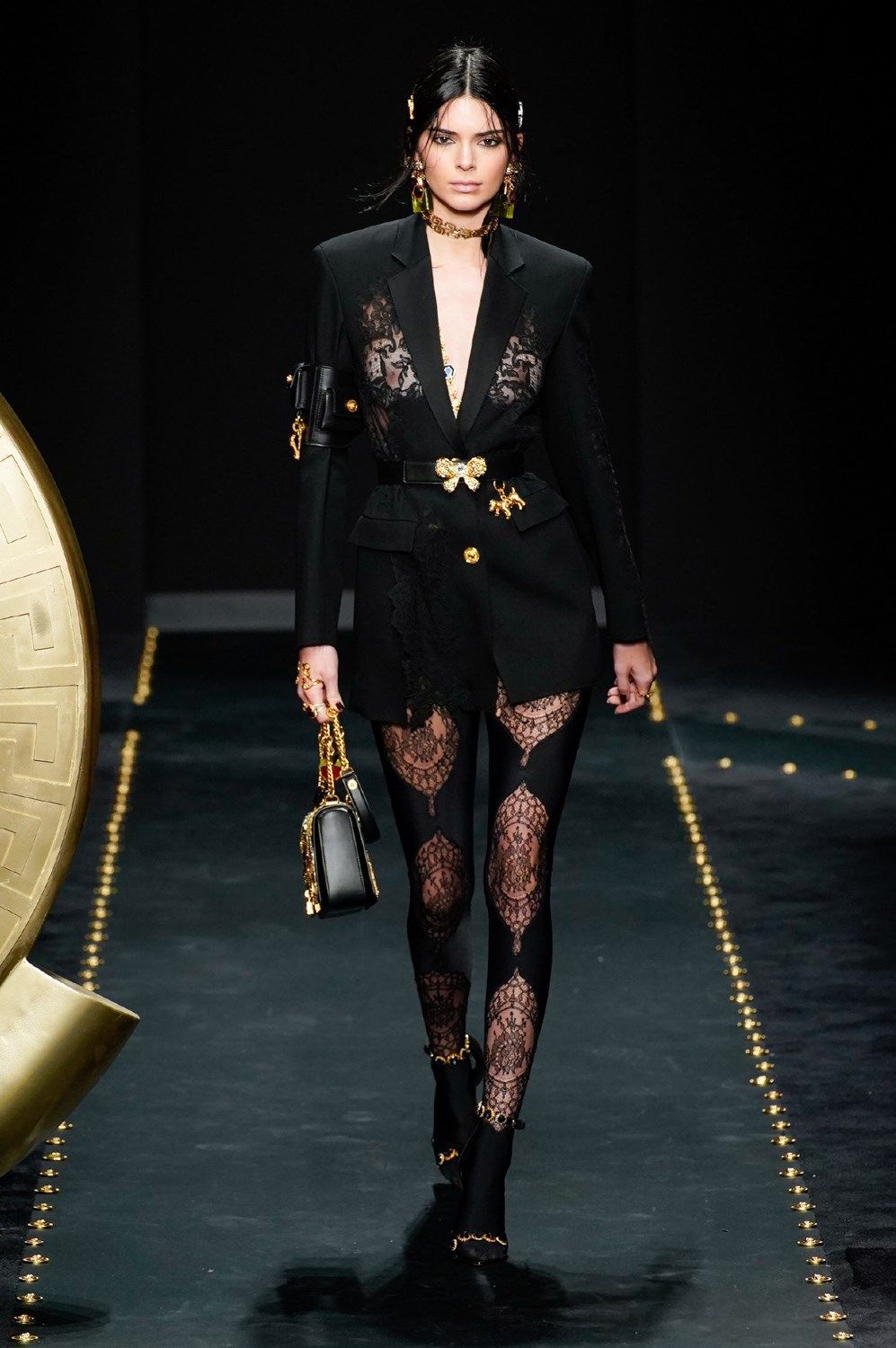 kendall jenner trình diễn bộ sưu tập versace thu đông 2019