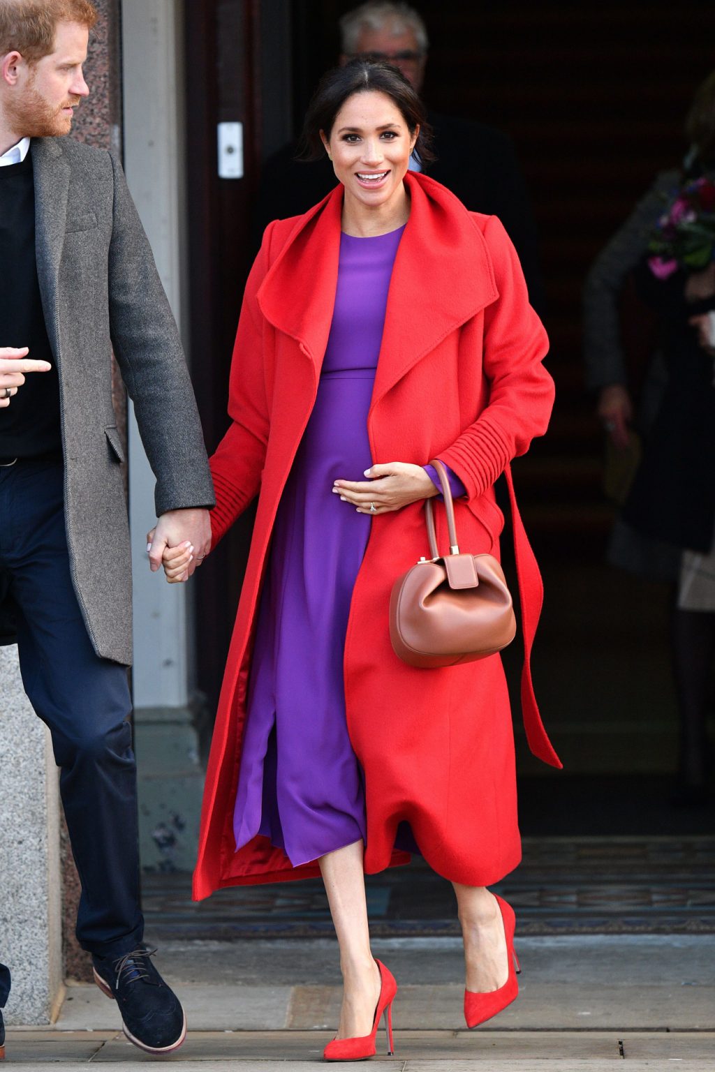 công nương meghan mặc váy tím và áo khoác đỏ