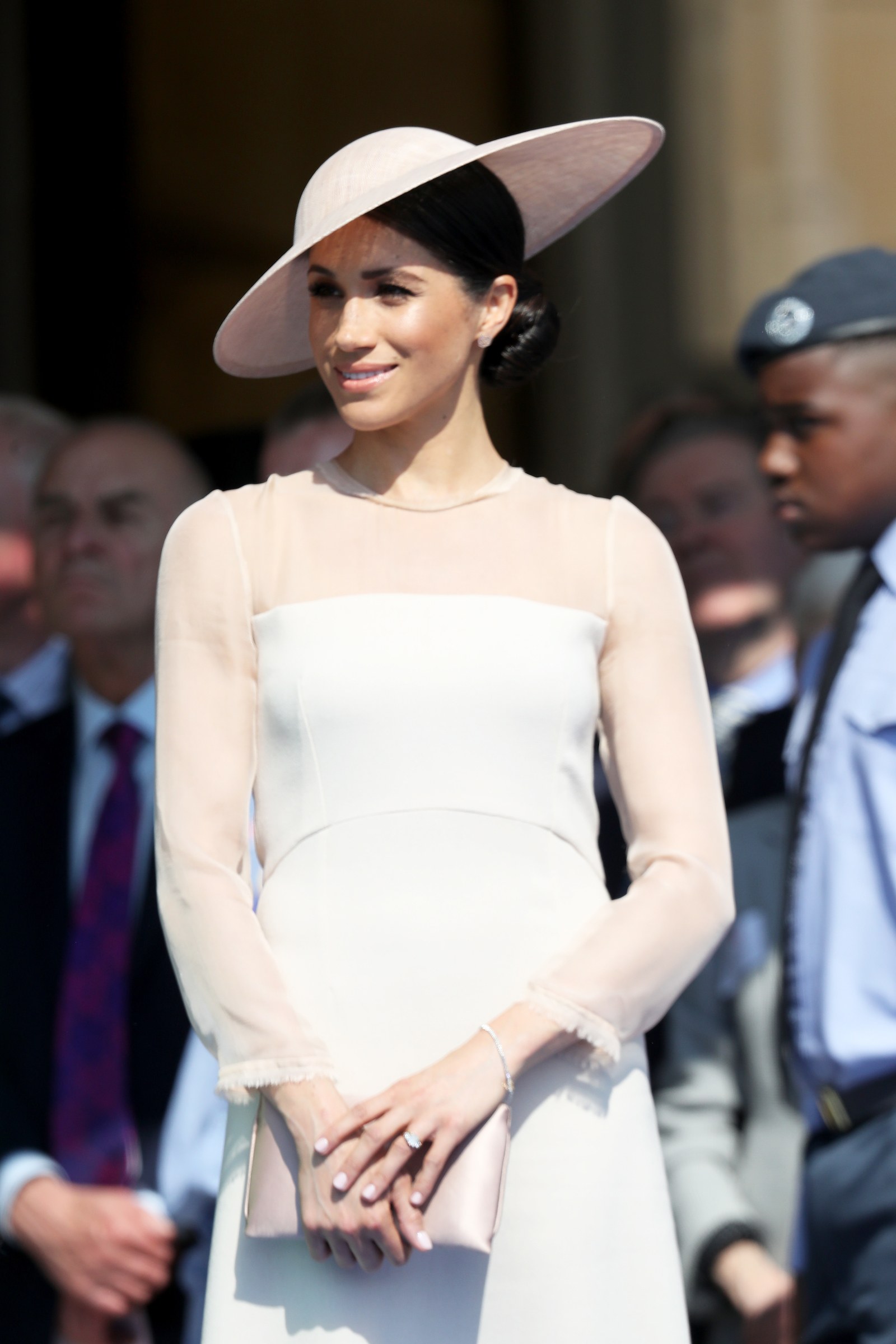 công nương meghan mặc đầm xuyên thấu màu be