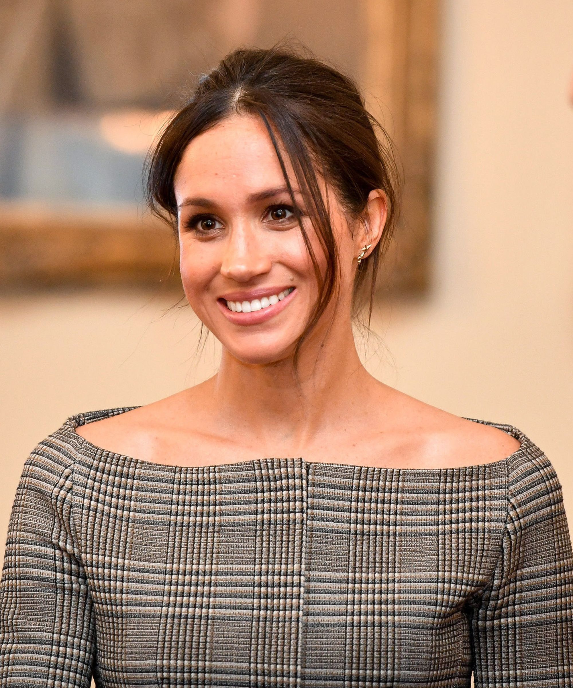 meghan mặc đầm kẻ ô cổ thuyền