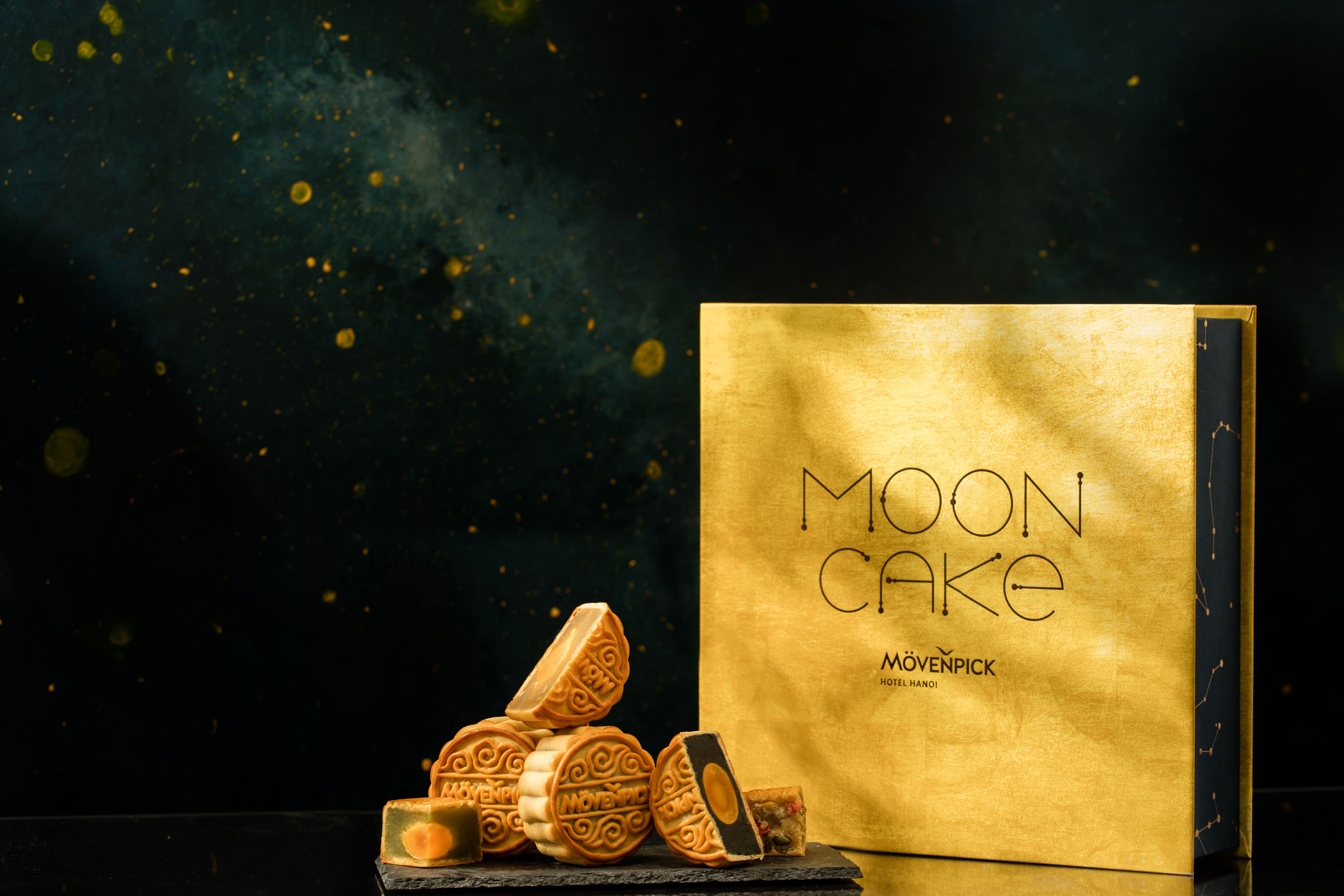 BST Bánh Trung Thu 2019 lấy ý tưởng từ hình ảnh ánh trăng vàng thêu mình trên vòm lá và hững vì sao lấp lánh. 