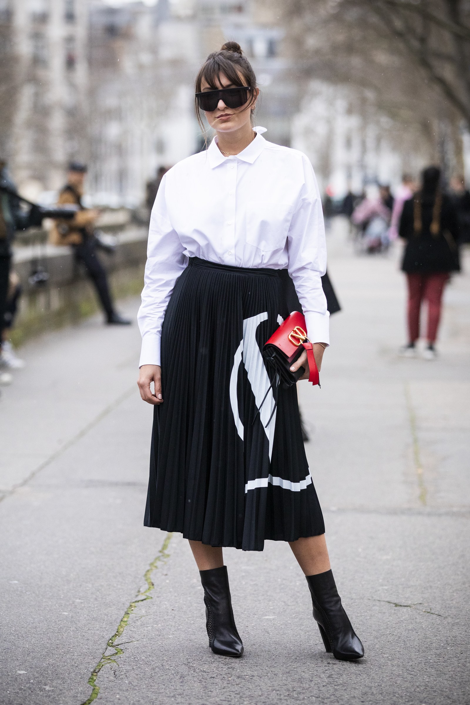 fashionista mặc áo sơmi trắng và chân váy đen valentino