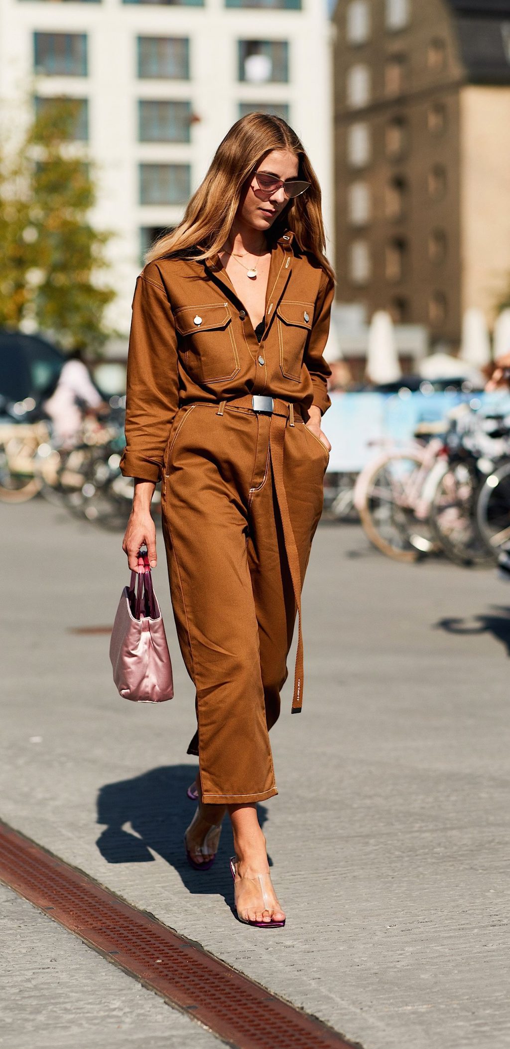 fashionista mặc jumpsuit màu nâu và giày cao gót