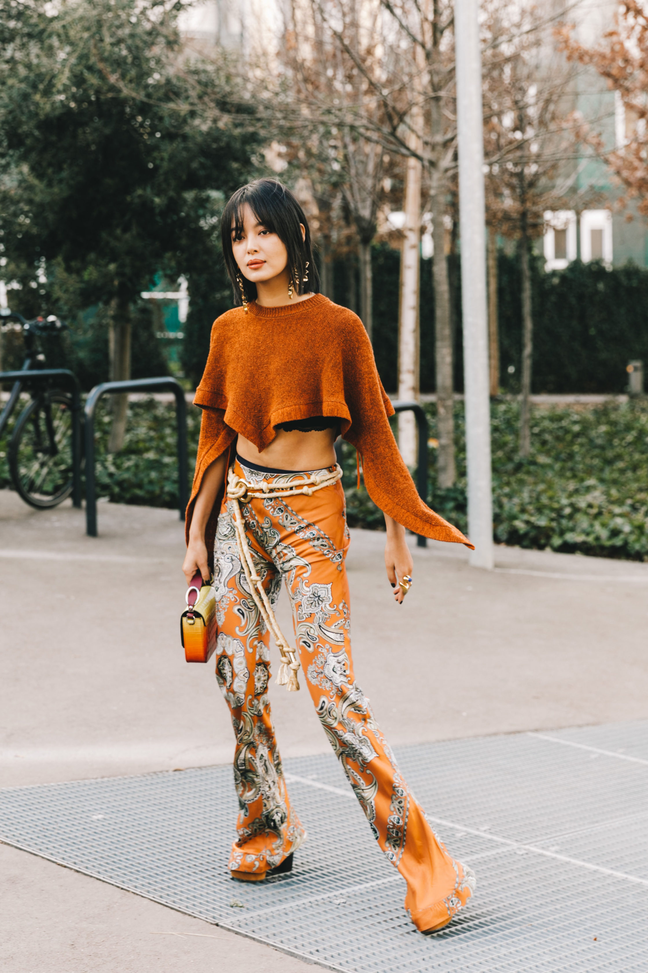 tần chỉ lôi quần ống loe họa tiết paris