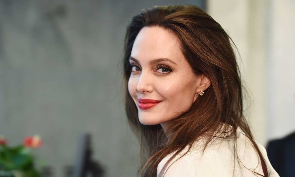 angelina jolie tóc xù