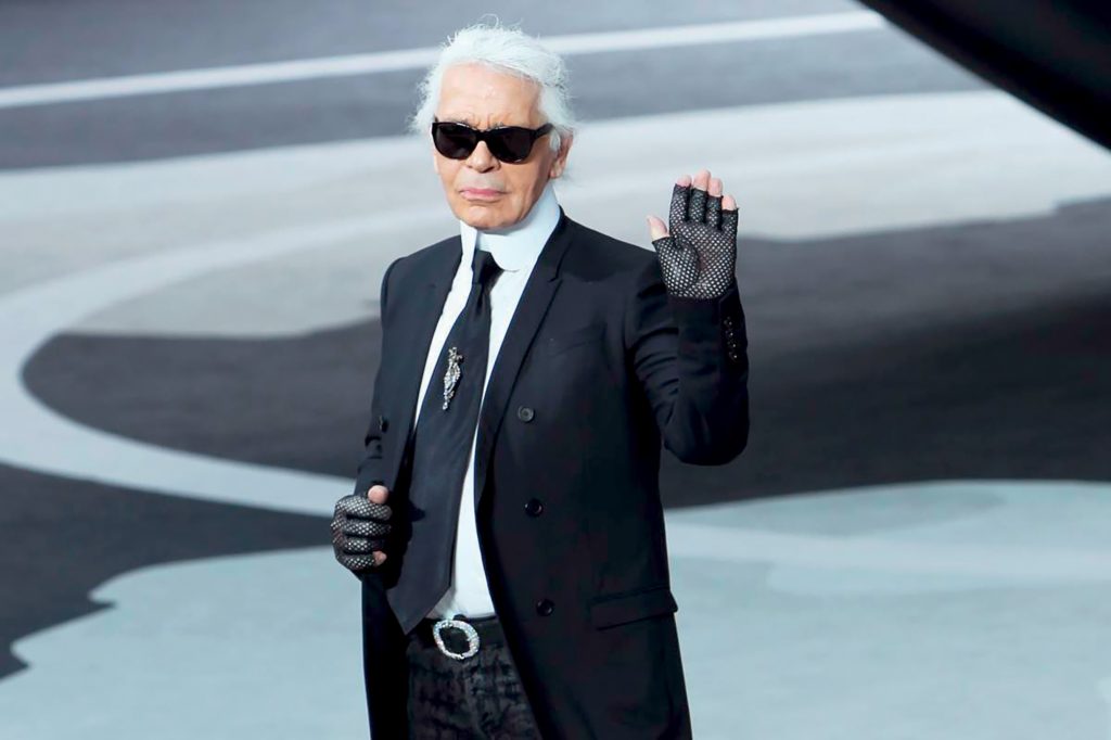 phong cách thời trang - karl lagerfeld mặc suit đen và kính đen