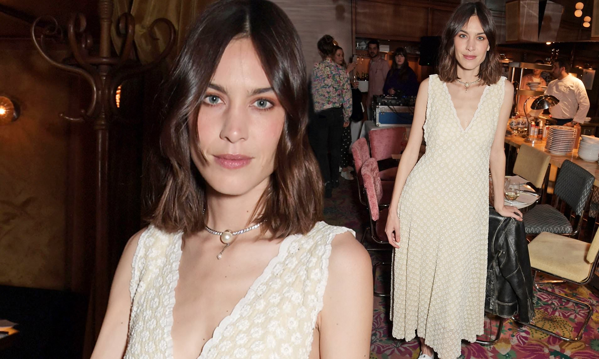 alexa chung diện đầm trắng và dây chuyền ngọc trai