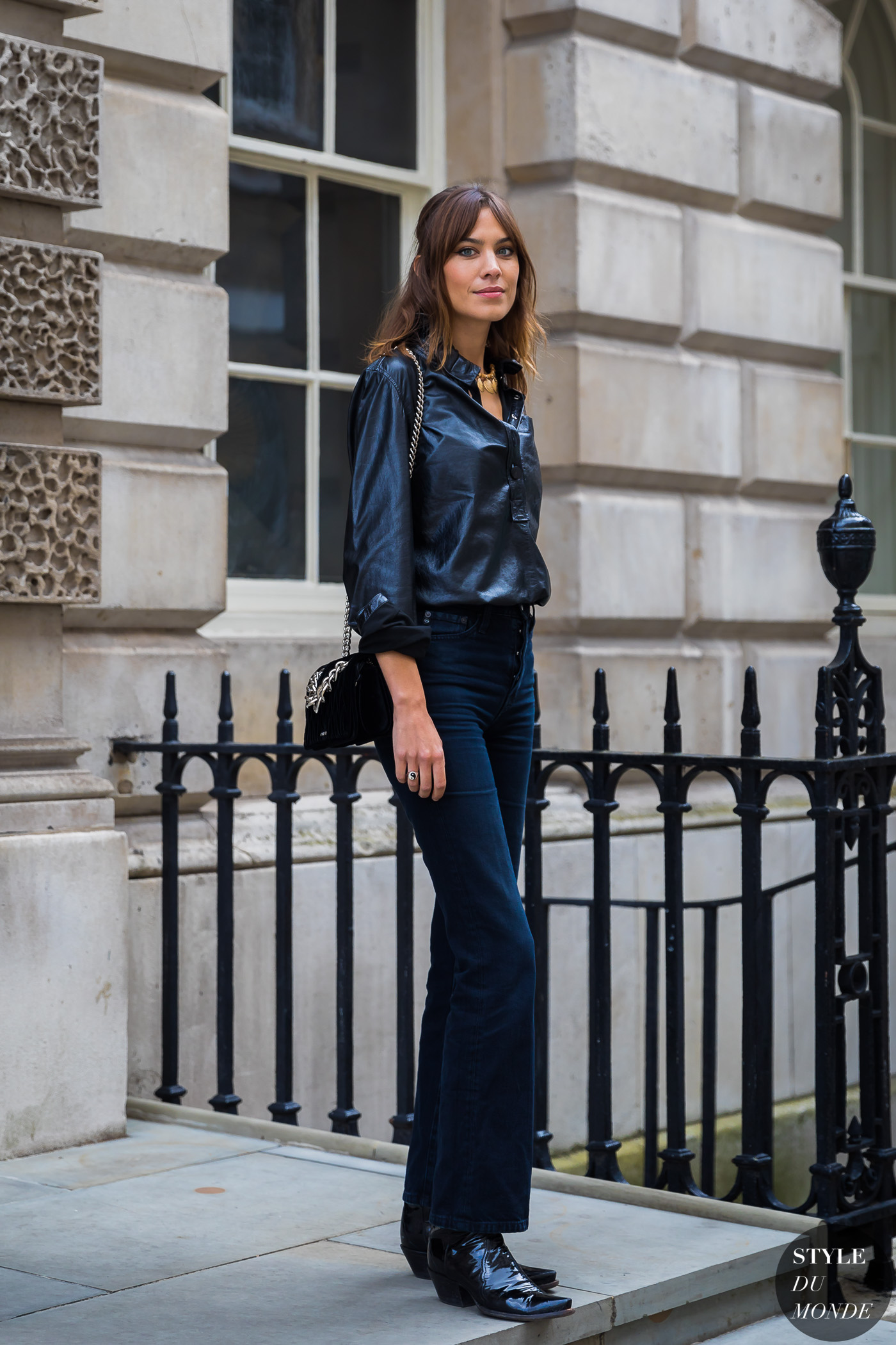 alexa chung mặc quần jeans đen và áo sơmi lụa