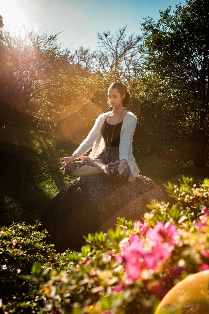 cô gái ngồi tập yoga