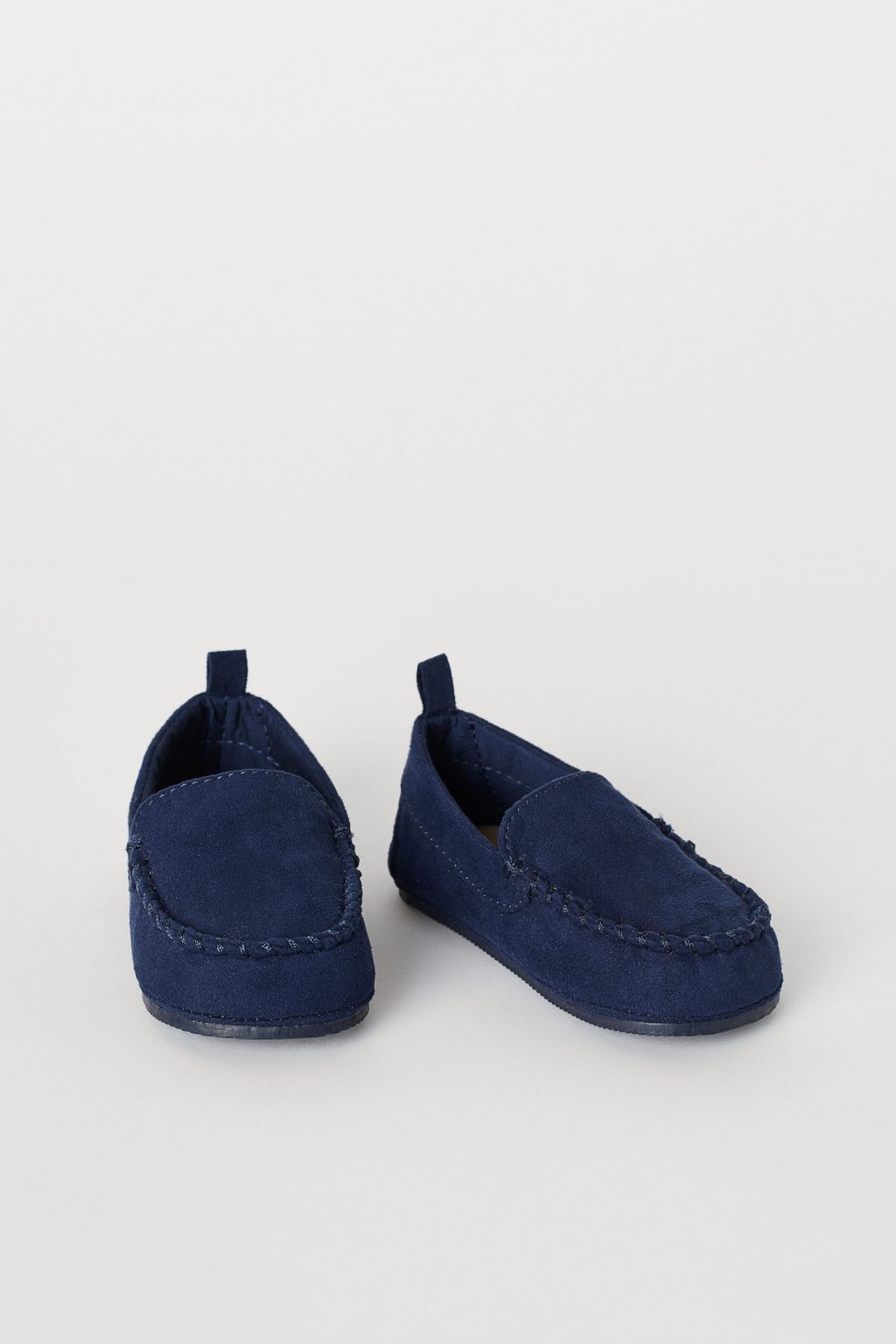 Loafer màu xanh đậm của h&m.