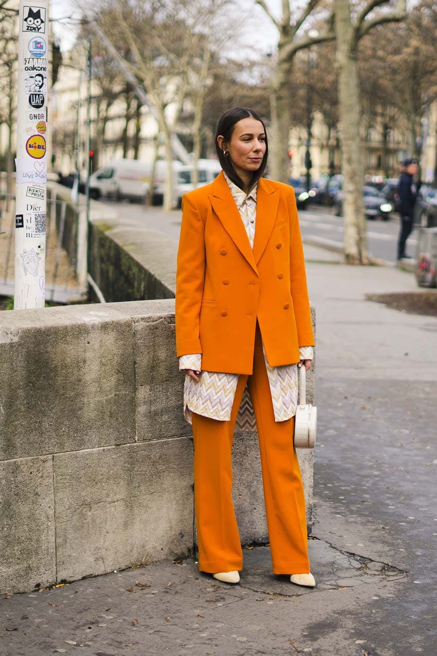 fashionista mặc suit màu cam và áo sơmi