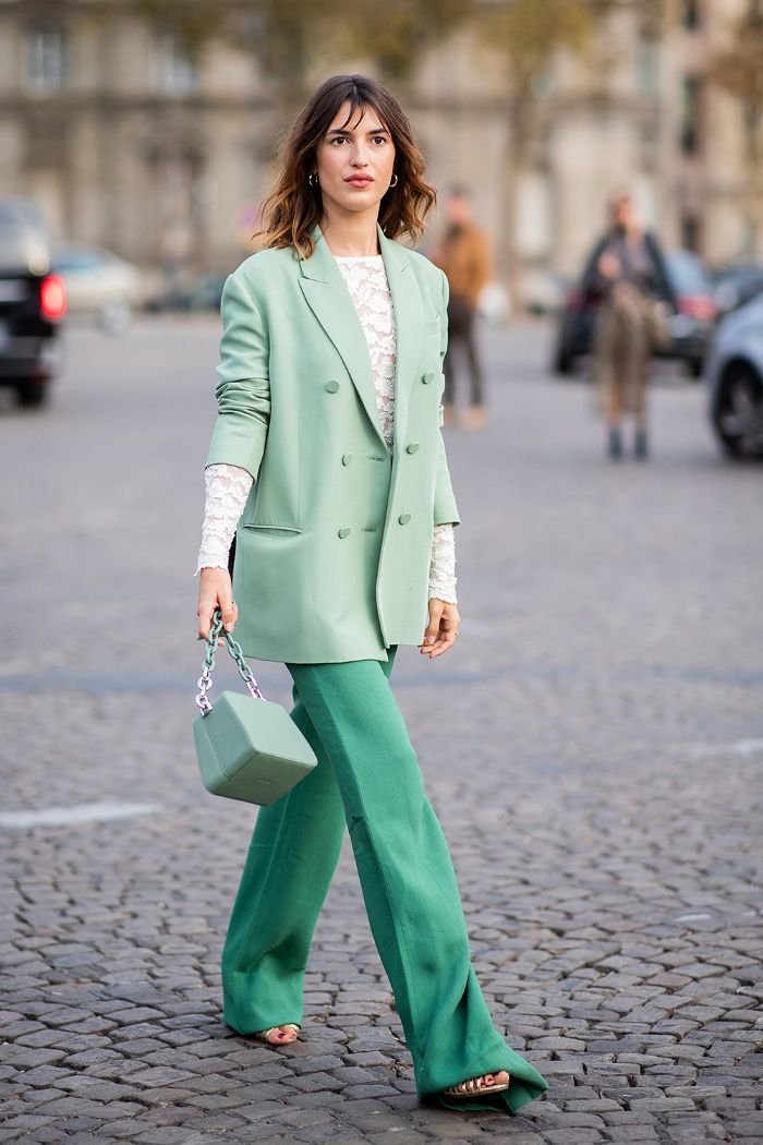 jeanne damas mặc suit màu xanh lá