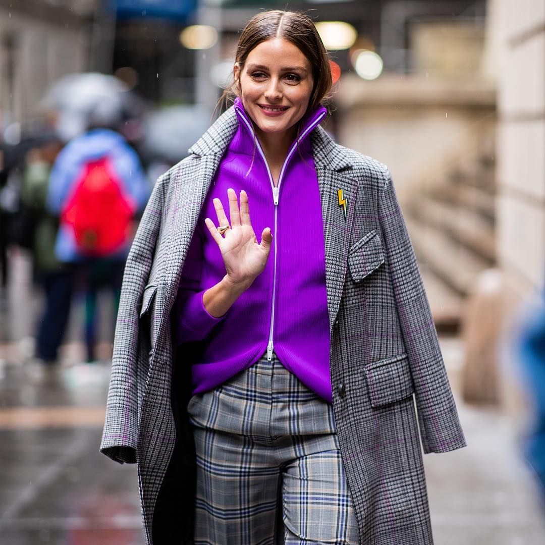 olivia palermo macwjc áo hoodie màu tím và suit kẻ ô