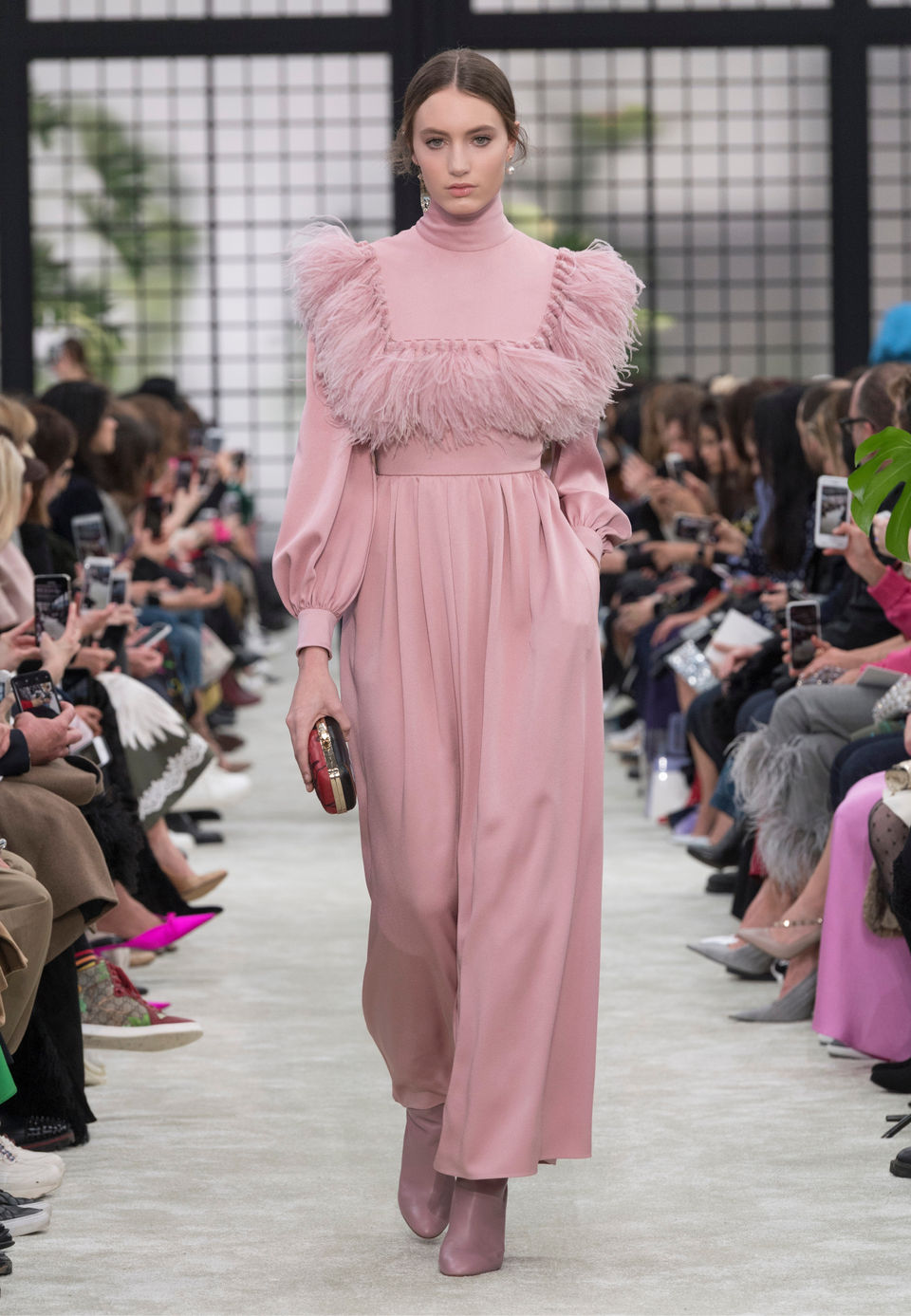 Người mẫu diện xu hướng xu hướng thời trang lông vũ của nhà mốt Valentino