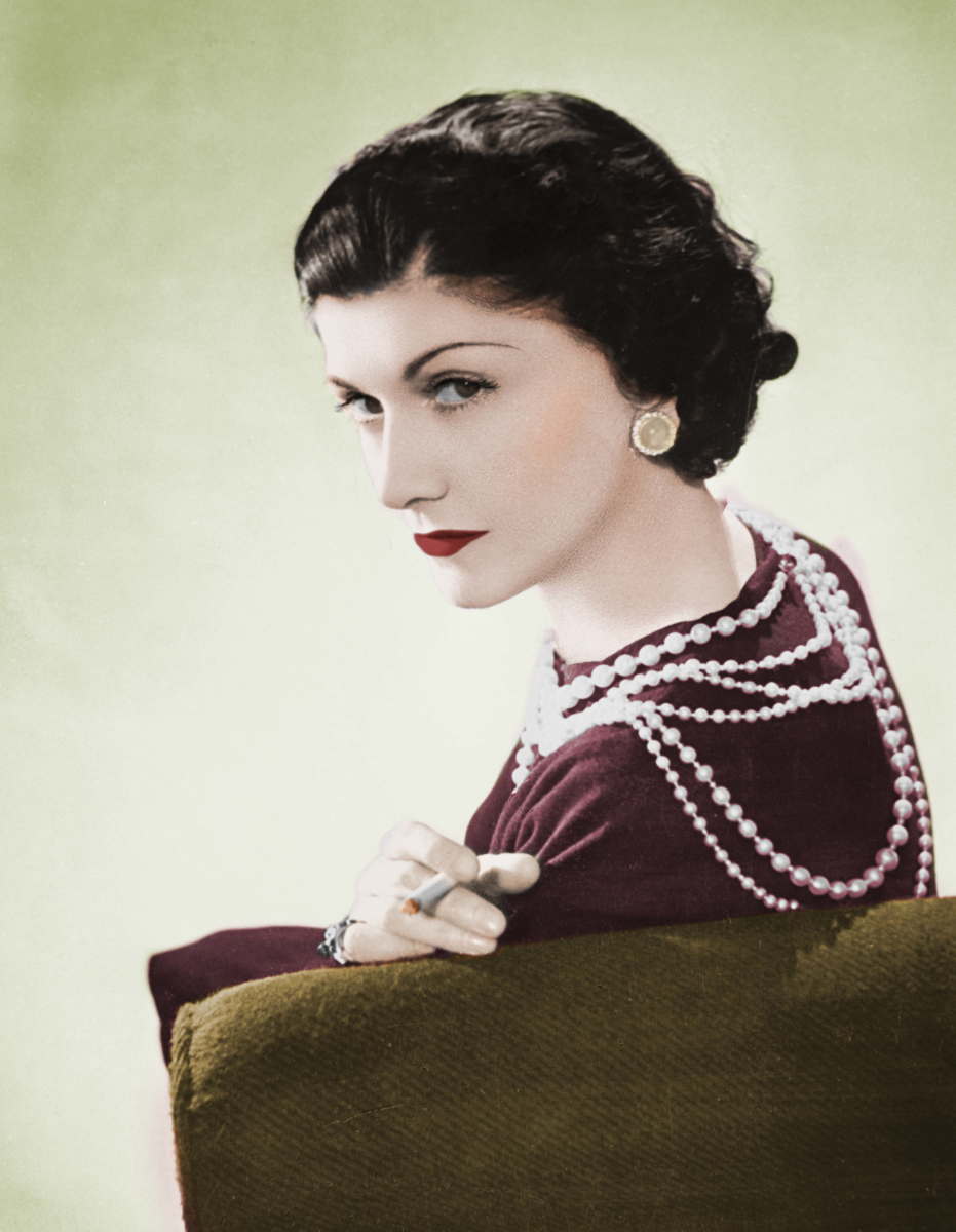 Coco Chanel đeo dây chuyền ngọc trai
