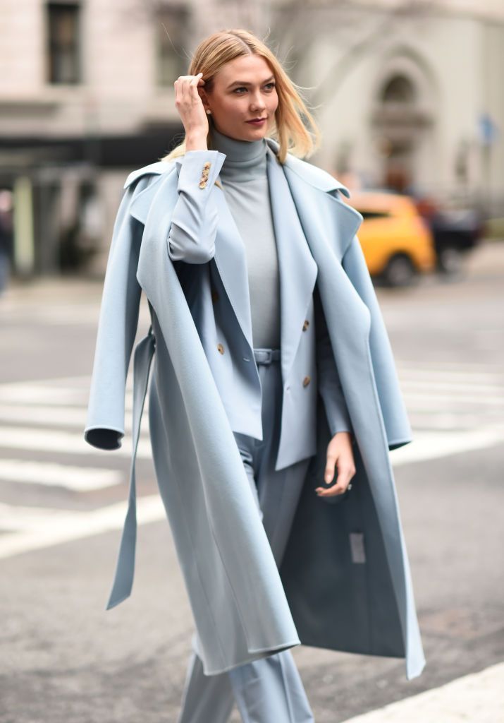 Karlie Kloss với trang phục monochrome màu xanh biển pastel