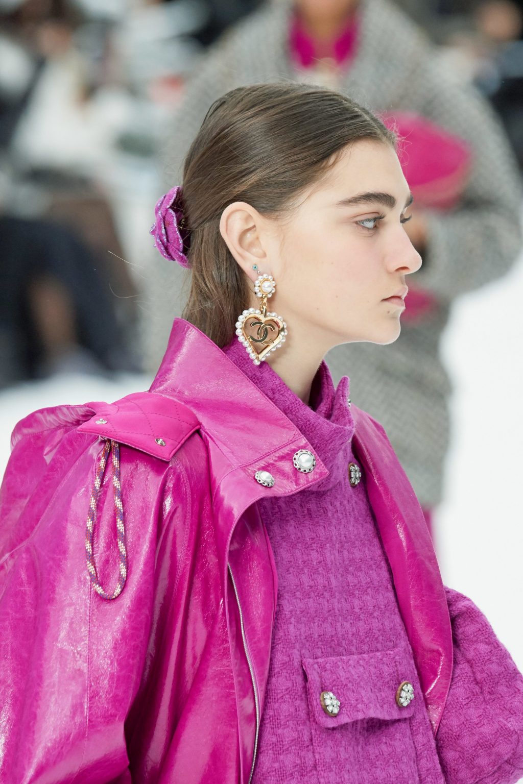 hoa tai ngọc trai từ nhà mốt Chanel - phụ kiện ngọc trai trên sàn runway 2019