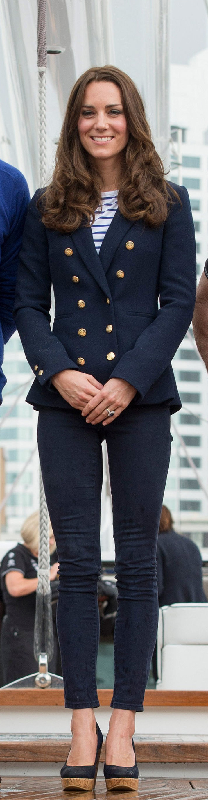 Trong chuyến công du của mình, Công nương phối áo blazer màu xanh navy, quần skinny và giày đế xuồng cùng màu với chiếc áo sọc ngang. - cách phối đồ cùng áo kẻ ngang - cách phối đồ với áo sọc ngang của Công nương Kate