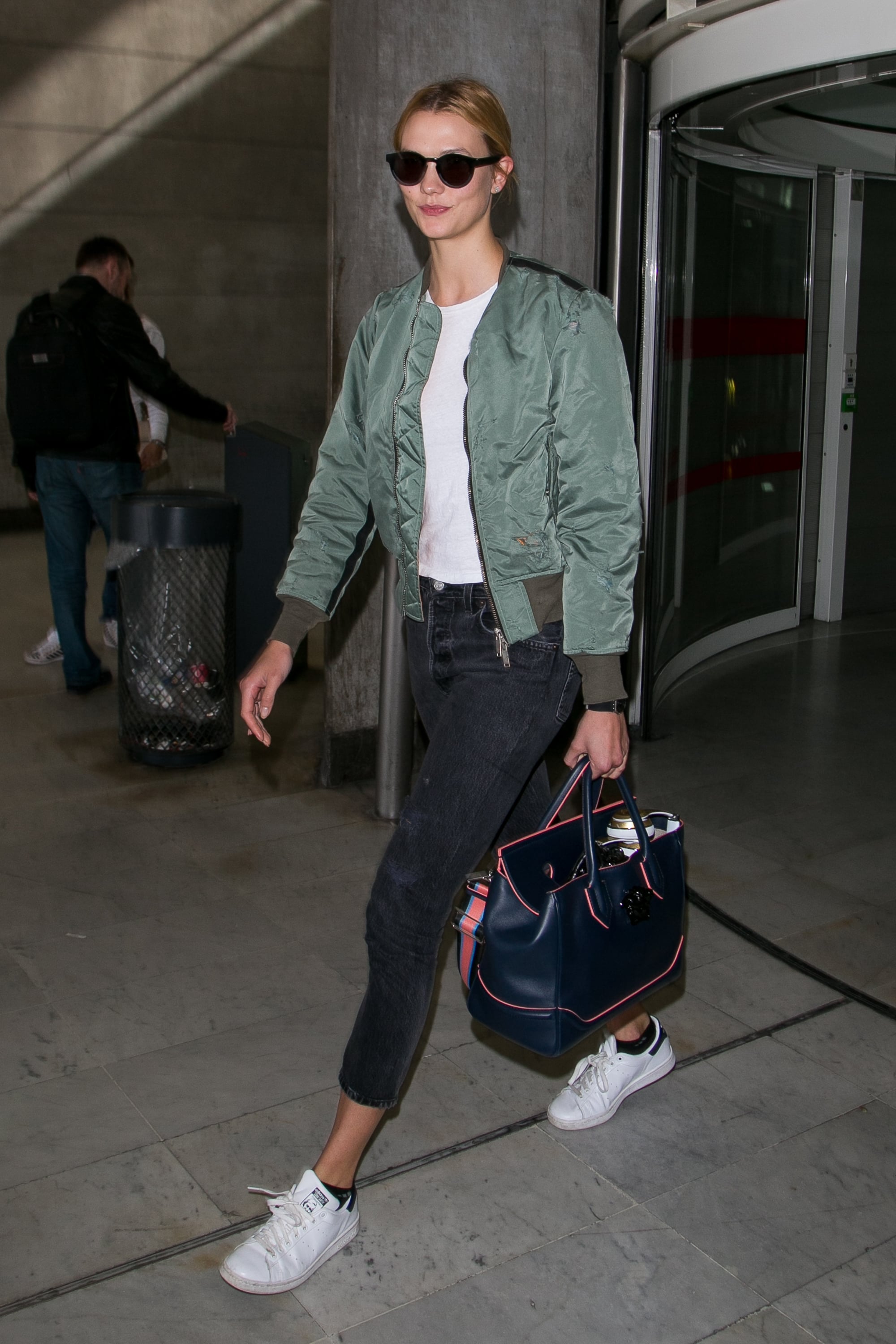 Karlie Kloss mang giày thể thao trắng Stan Smith