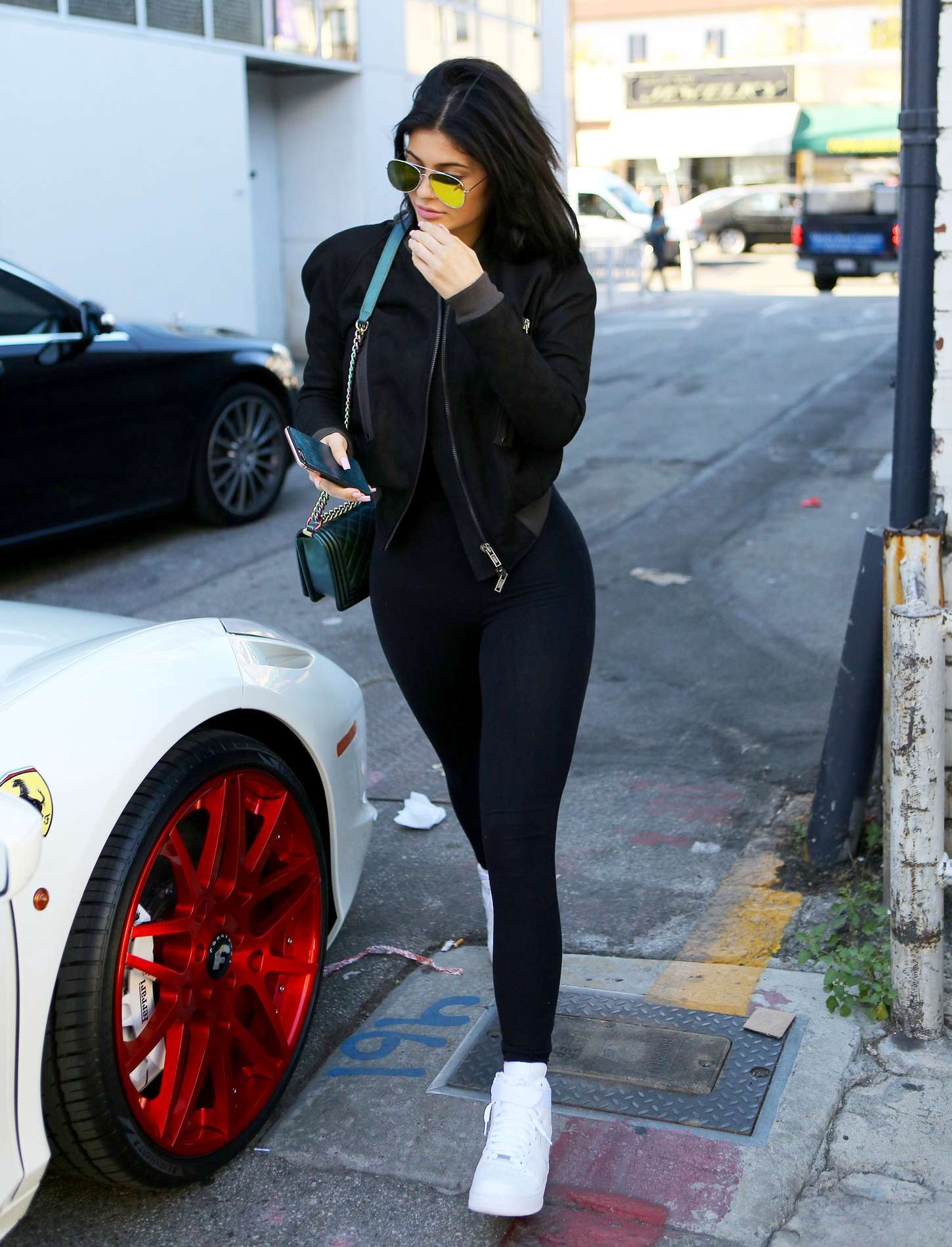 Kylie Jenner mang giay thể thao trắng Nike AF1