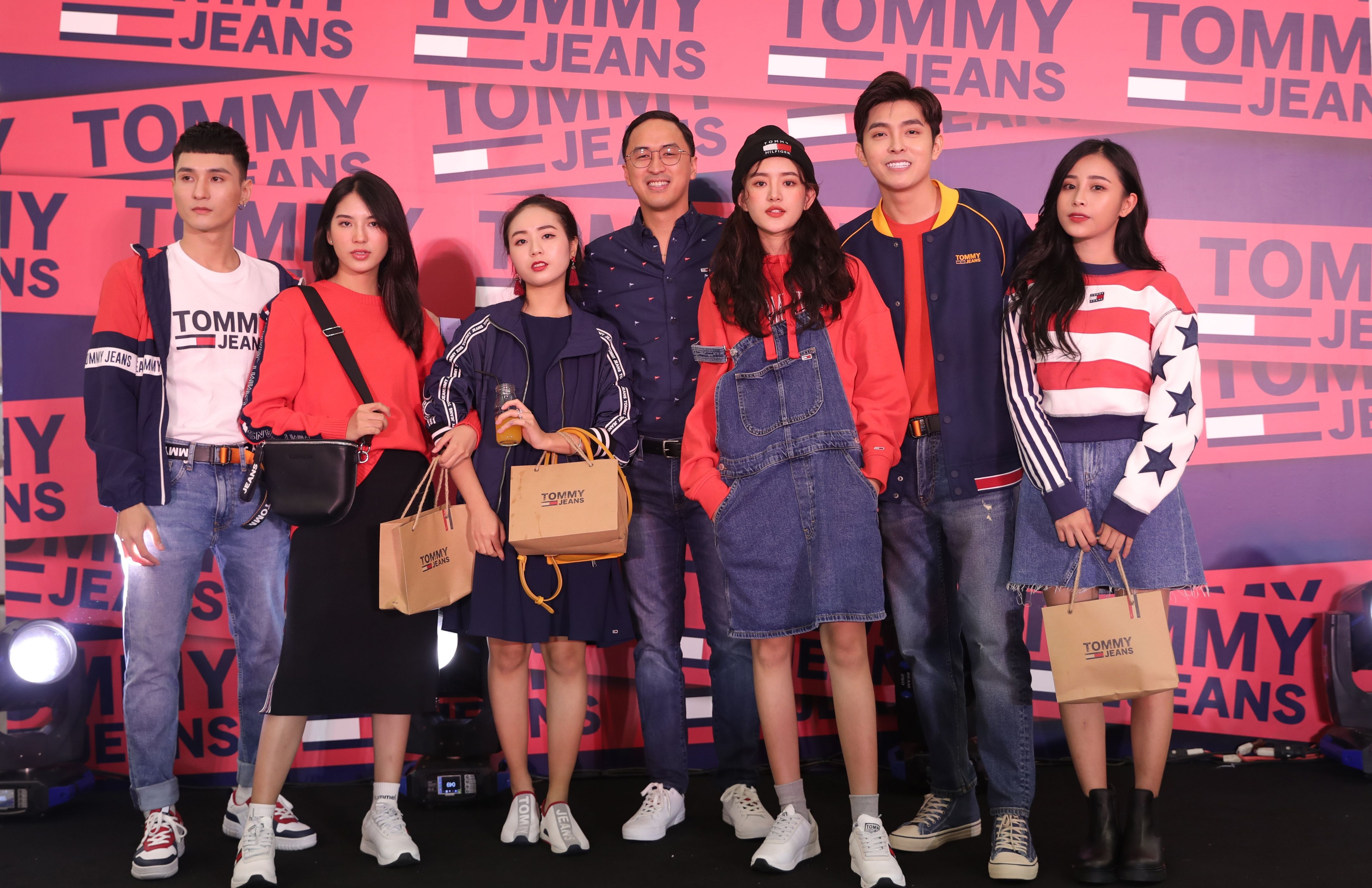 Khai Trương Cửa Hàng Tommy Jeans Đầu Tiên Tại Việt Nam | Tin Thời Trang |  Elle
