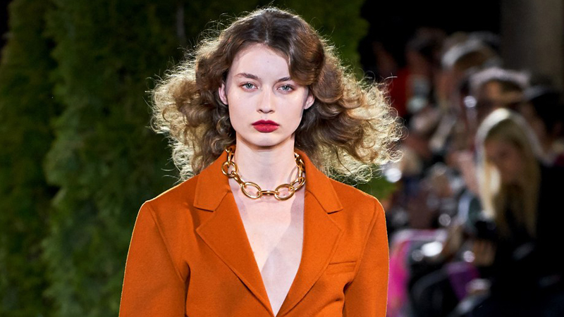 Kiểu tóc đẹp mùa Thu 2019từ nhà mốt Oscar de la Renta. Ảnh: Vogue.