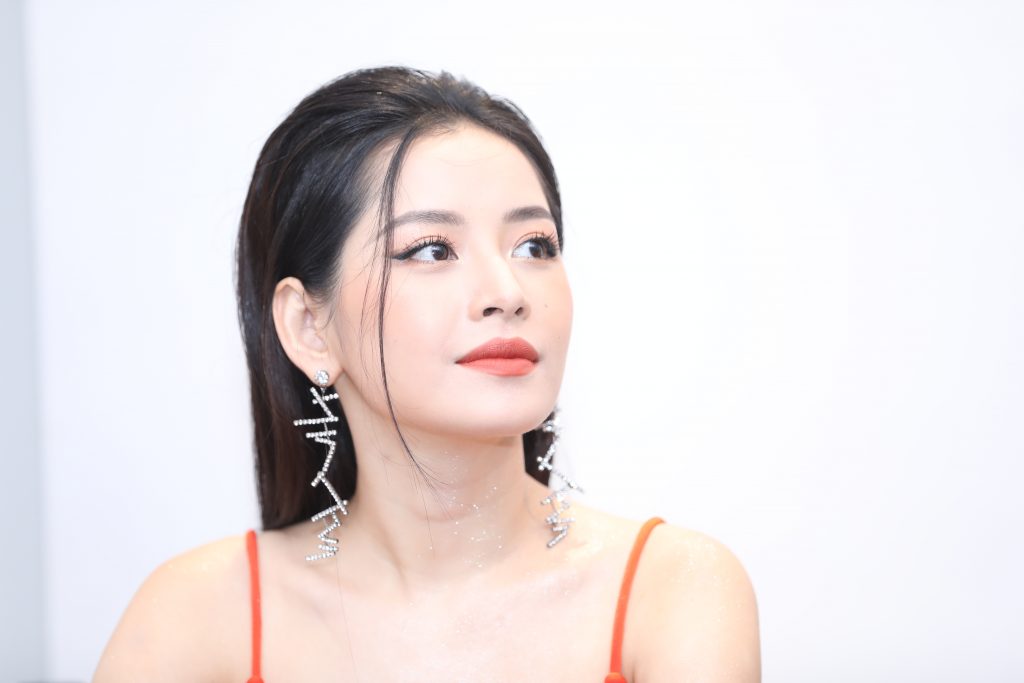 makeup transformation - Chi Pu la giam khao cuoc thi
