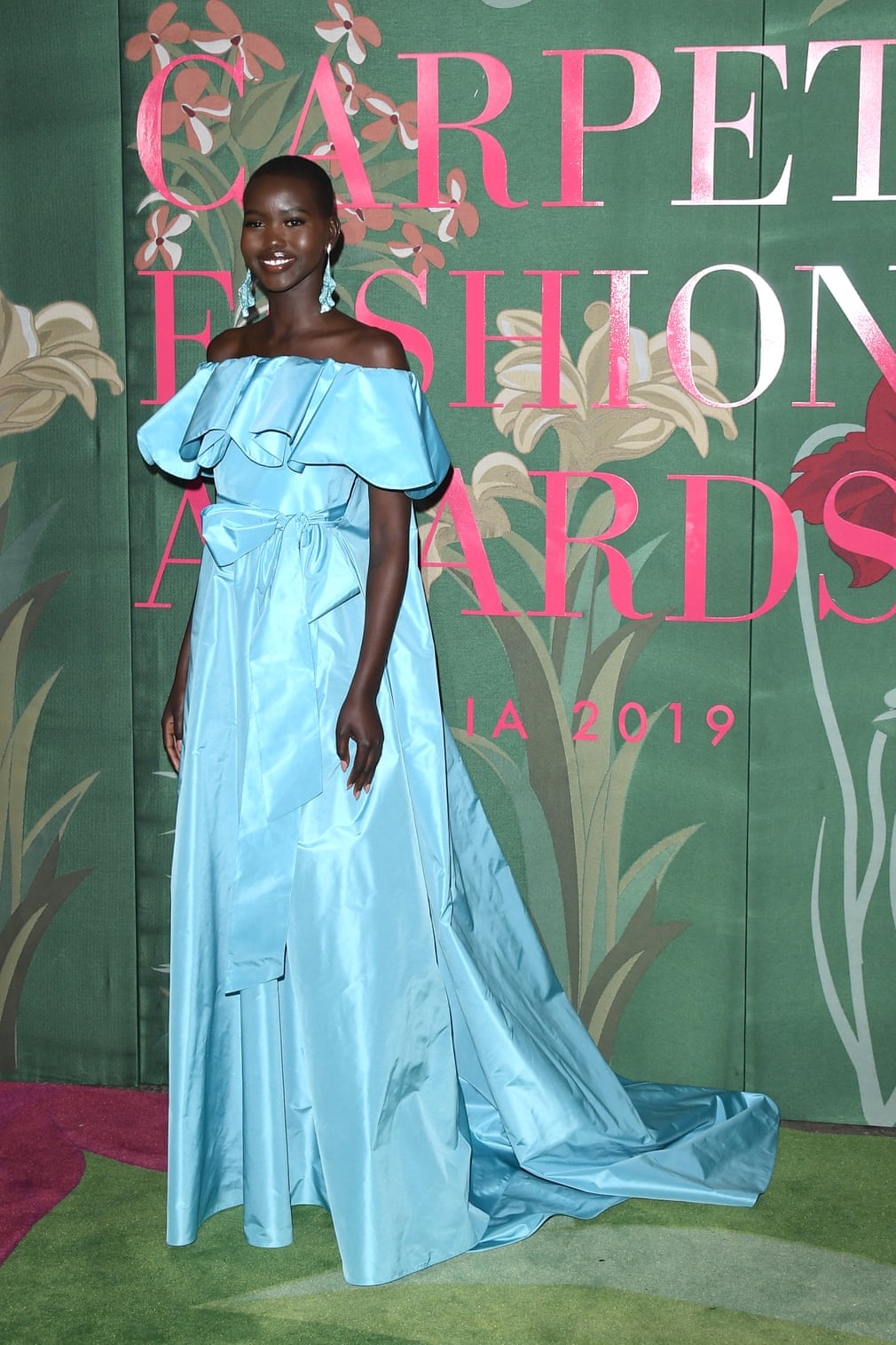 Adut Akech, người dẫn chương trình của sự kiện xuất hiện trong thiết kế từ Valentino tại green carpet fashion awards